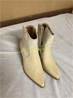 Universal Threads, 7 1/2 tan shoes