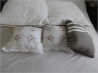 2 Pillows & 3 Accent Pillows
