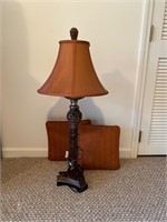 Lamp and 2 pillows