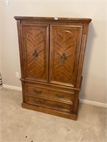 BroyhIll Beautiful Oak armoire