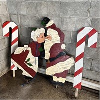 Large Wood Kissing Mr & Mrs Santa, Asst