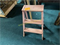 Shoe Shine Stand & Cantine, Pink Step Stool