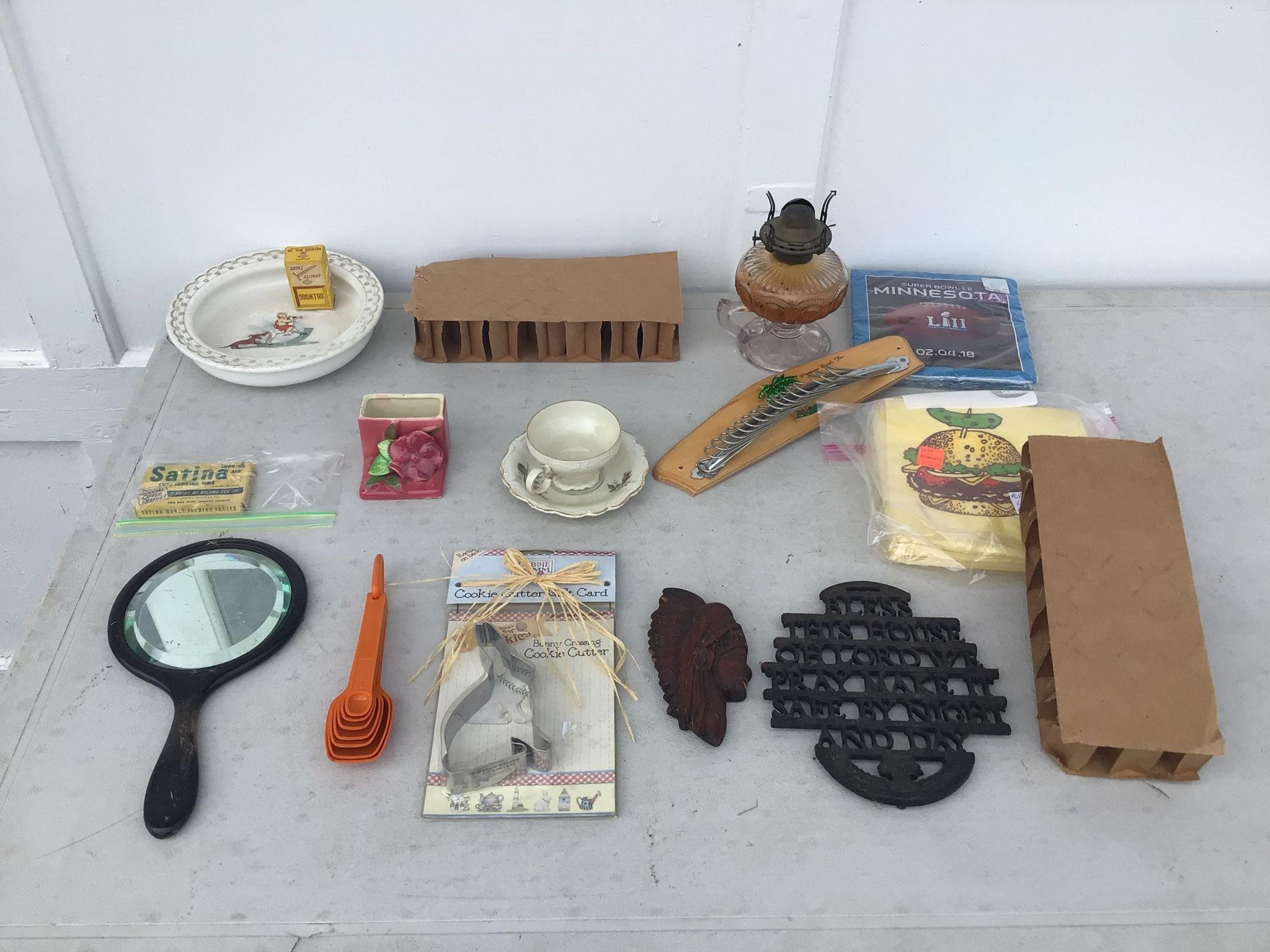 GROUPING OF COLLECTIBLES