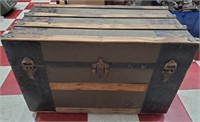 Antique victorian trunk w inside shelf slat top