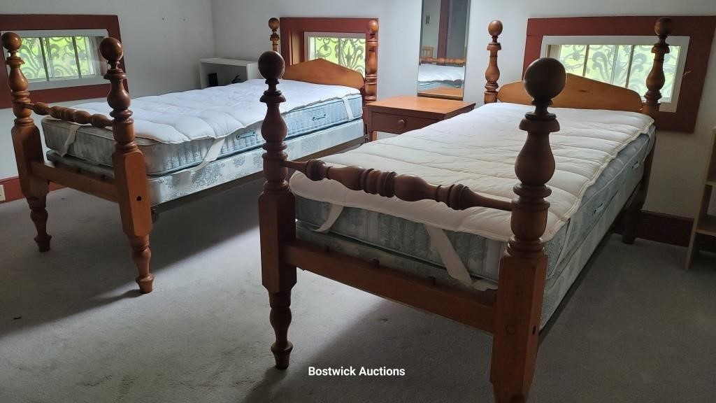 2 Beautiful antique twin beds - The mattresses