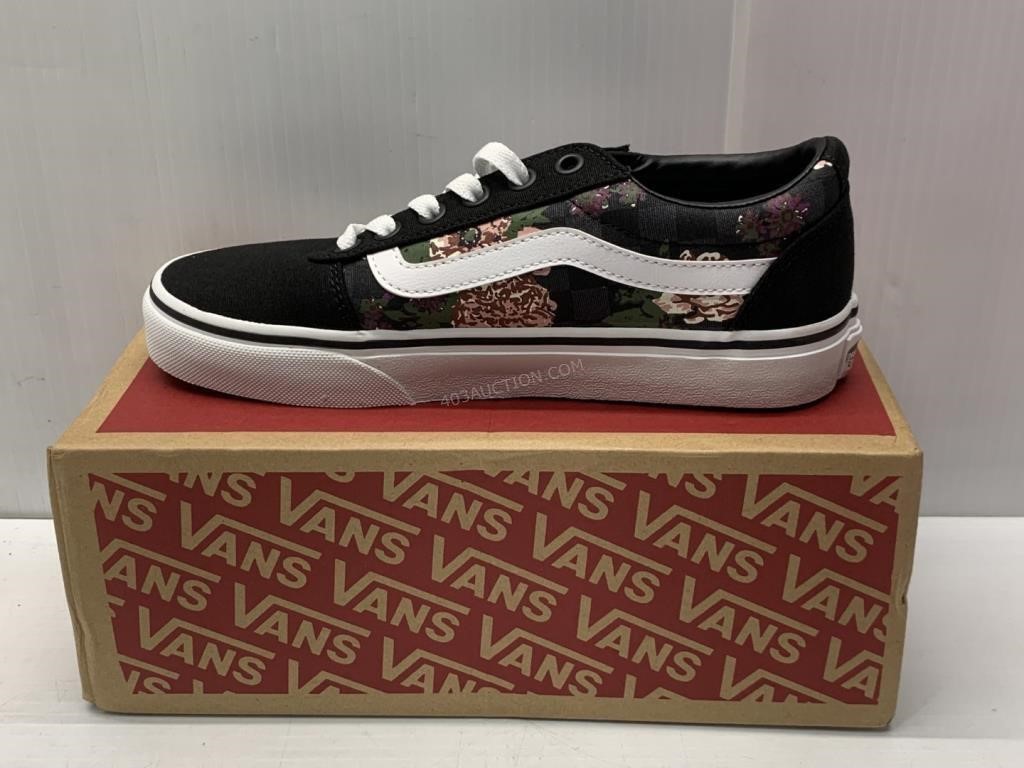 Sz 6 Ladies Vans Shoes - NWT