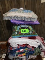 LOT THROW PILLOWS & FLEECE THROWS