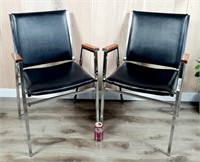 2 chaises empilables avec bras, noir et chrome A-1