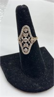 18k gold ring with diamonds, (missing one