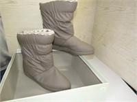 Women's Size 8 Boots by Beacon