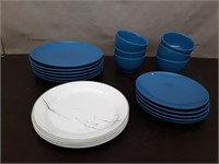 Tote Blue IKEA Dishes, 6 Corelle Plates