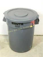 Rubbermaid Brute 32 Gallon Trash Barrel with Lid