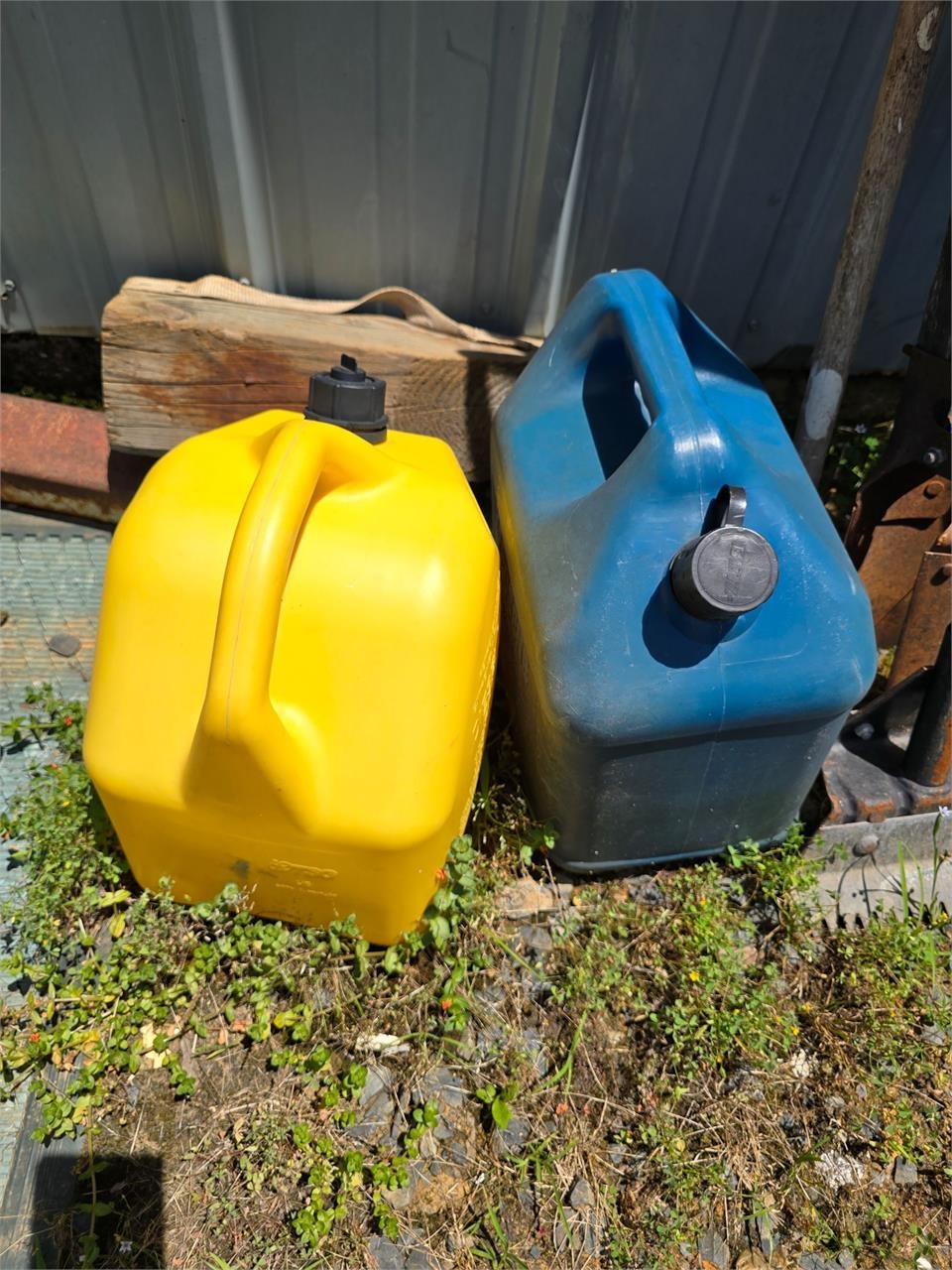 Pair of fuel cans