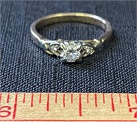 PRETTY GOLD AND DIAMOND RING