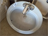 Circle Sink w/ Faucet (Display)