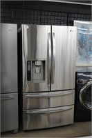 LG STAINLESS STEEL RIFRIDGERATOR WTIH WATER AND