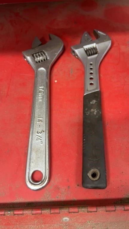 2 Adjustable wrenches