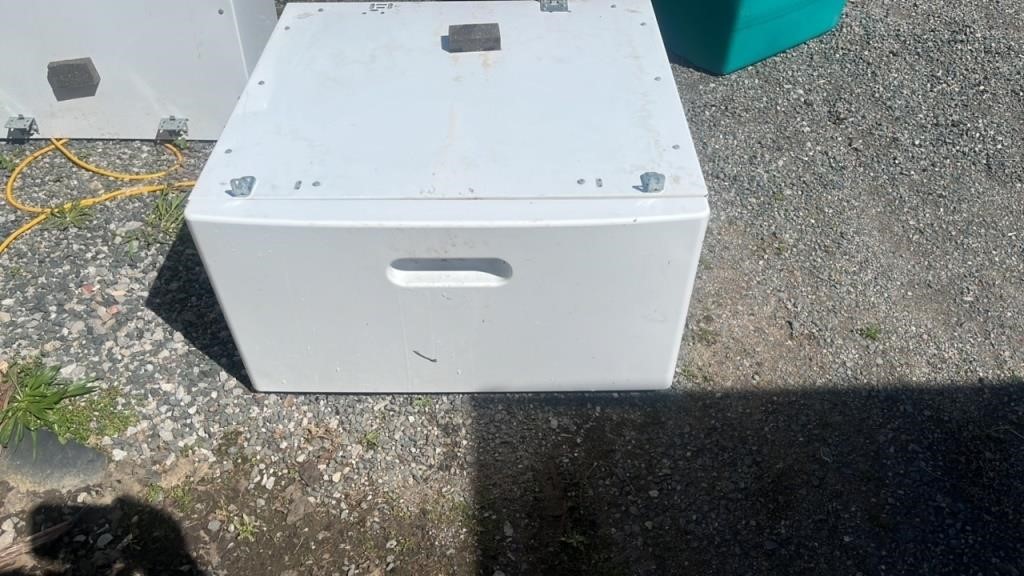 Washer or dryer compartment