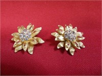 B S K Rhinestone Floral Clip On 1" Earrings