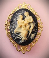 BEAUTIFUL VINTAGE GOLD LUCITE LOVER CAMEO BROOCH