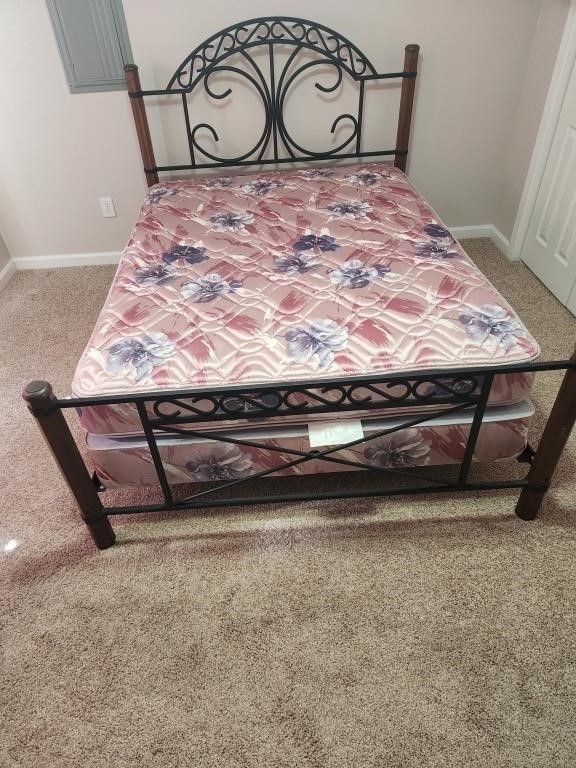 Full Size Bed w/SImmons Mattress & Boxsprings