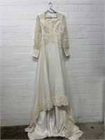 Vintage Ivory Lace Wedding Dress (Small)