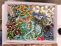 Costume jewelry: 11 necklaces - Earrings