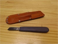 Fixed blade knife w/sheath.