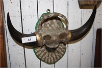 MOUNTED HORN/HOOF ON WOOD DECO