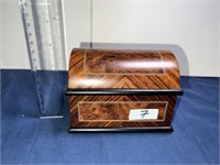 BEAUTIFUL WOOD JEWELRY BOX