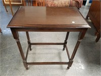ANTIQUE ACCENT TABLE / SIDE TABLE