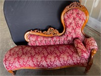 VICTORIAN STYLE WOOD FRAMED FAINTING COUCH