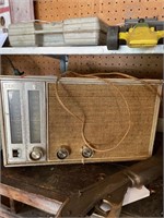 Vintage zenith radio (turns on)