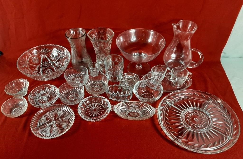 24 Pieces of Glass Decor and Serving Pieces. Lot
