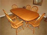very nice oak dinging room table w/chairs & leaves