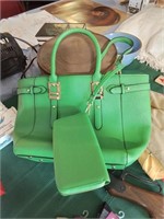 Is Green leather purse with matching wallet