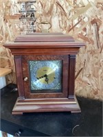 Mantels battery operated clock