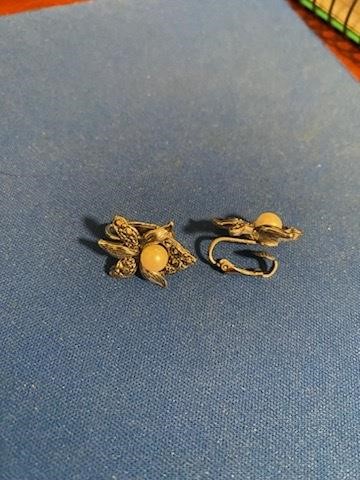 Vintage Silver Tone Flower with One Peral Earrings