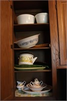 Vintage Mixing Bowls & Serving Dishes