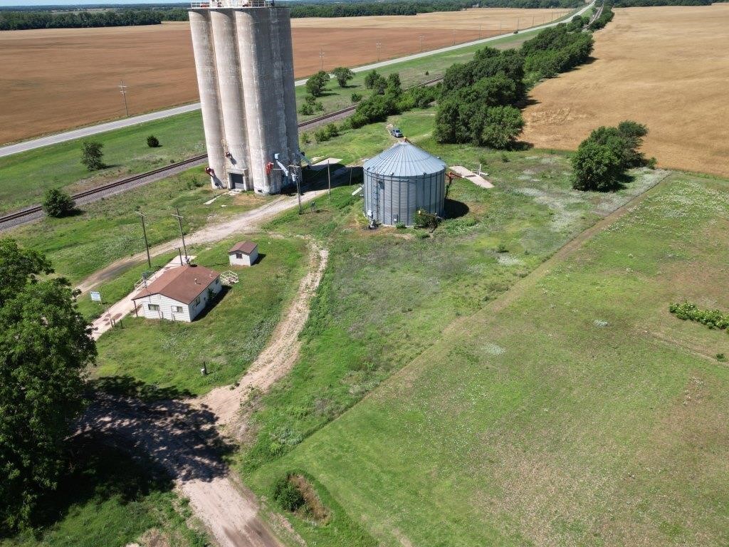 1.1 Acre Tract with 2003 Model GSI 45,000 Bu. M/L