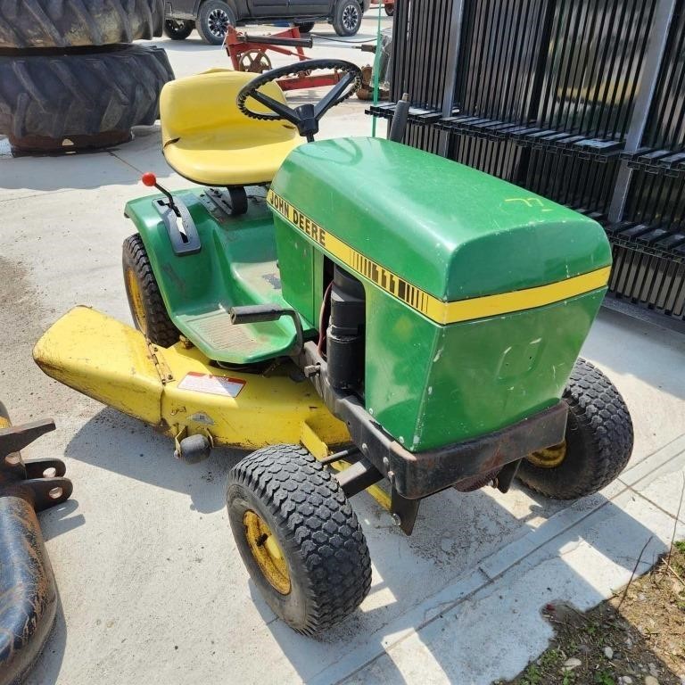 JD 111 Riding mower as is