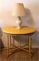 810 - SIDE TABLE W/ LAMP