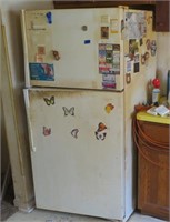 Refrigerator with top freezer very dirty but works