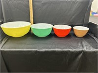Vintage graduated Pyrex mixing bowls