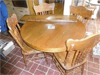 ROUND OAK DINING TABLE WITH 4 CHAIRS & 2 LEAVES