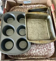 Kitchen  pans and plastic trays (4)