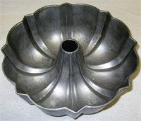 Nordic Ware 12 Cup Aluminum Bundt Cake Pan