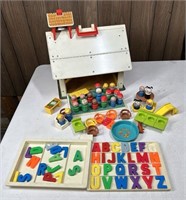 Fisher-Price Schoolhouse w Lots of Wood Body Peopl