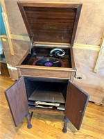 VICTROLA HIGH CABINET ANTQ PHONOGRAPH W/ ALBUMS