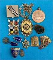 D - MIXED LOT OF VINTAGE COSTUME JEWELRY (J119)